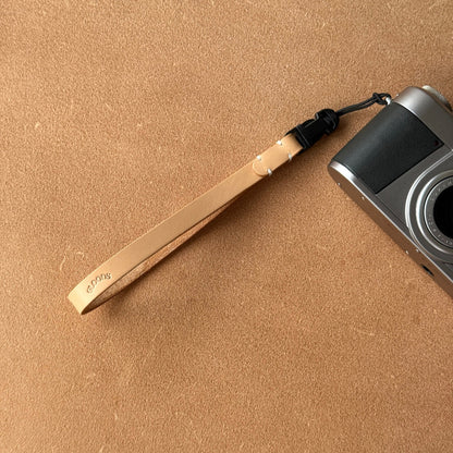 GLOODS leather camera strap with a camera on a beige background